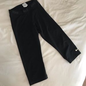 Nike Women’s Calf Length Leggings Size M